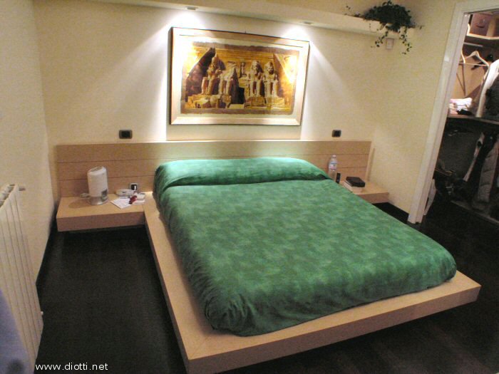 Un piccolo retroscena circa il letto Doge: la testiera (il pannello posteriore) � un pezzo unico che ci ha dato un bel filo da torcere per essere trasportato in camera da letto passando per una scala alla fine della quale c'� una svolta decisa su un corridoio relativamente piccolo...ma come vedete con un po' di manovre siamo riusciti.